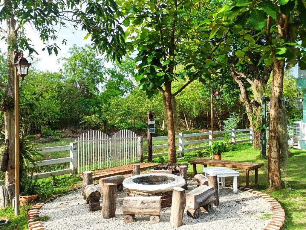 Charisma Resort Suan Phueng Esterno foto